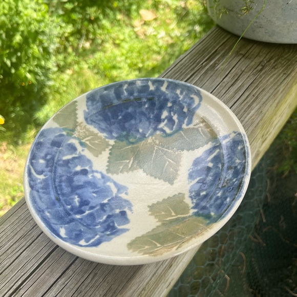 Cape Cod Chatham Pottery Hydrangea Plate 8” Width X 1.5” Height - Picture 4 of 16